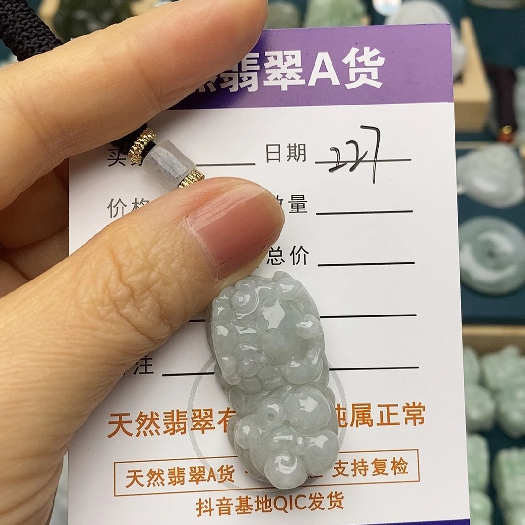 翡翠未镶嵌颈饰貔貅
