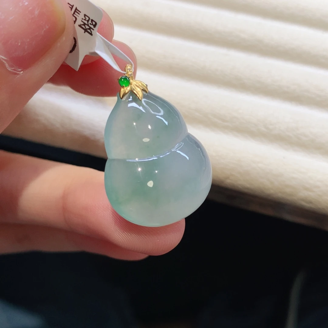 翡翠18K金镶嵌颈饰葫芦