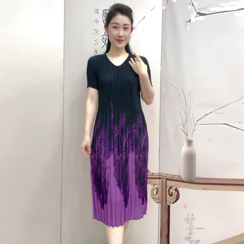 三宅褶皱夏季紫色裙子V领套头大码显瘦减龄时尚气质连衣裙过膝