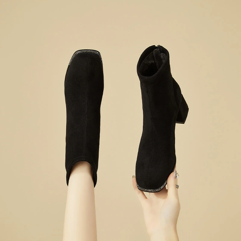 达芙妮｜【保暖加绒】简约百搭中跟织物靴子瘦瘦靴舒适短靴方头女