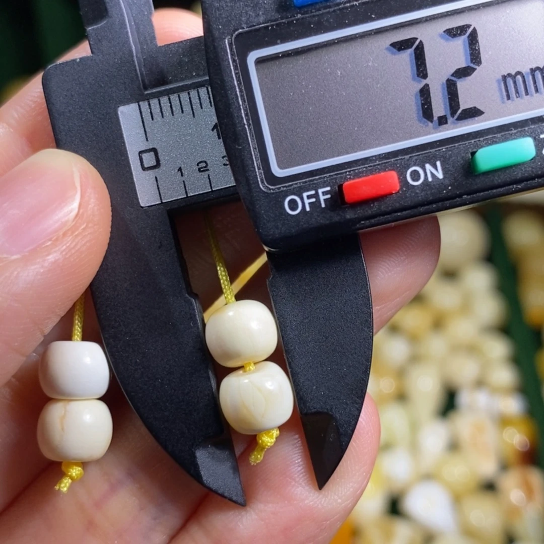 蜜蜡未镶嵌裸石微瑕