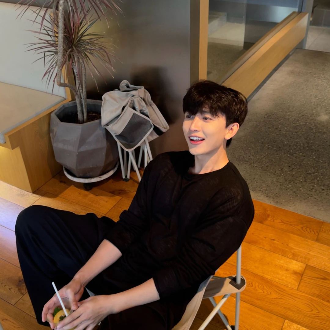 【李阿壹专属】圆领花纹T恤薄款常规印花简约百搭修身长袖