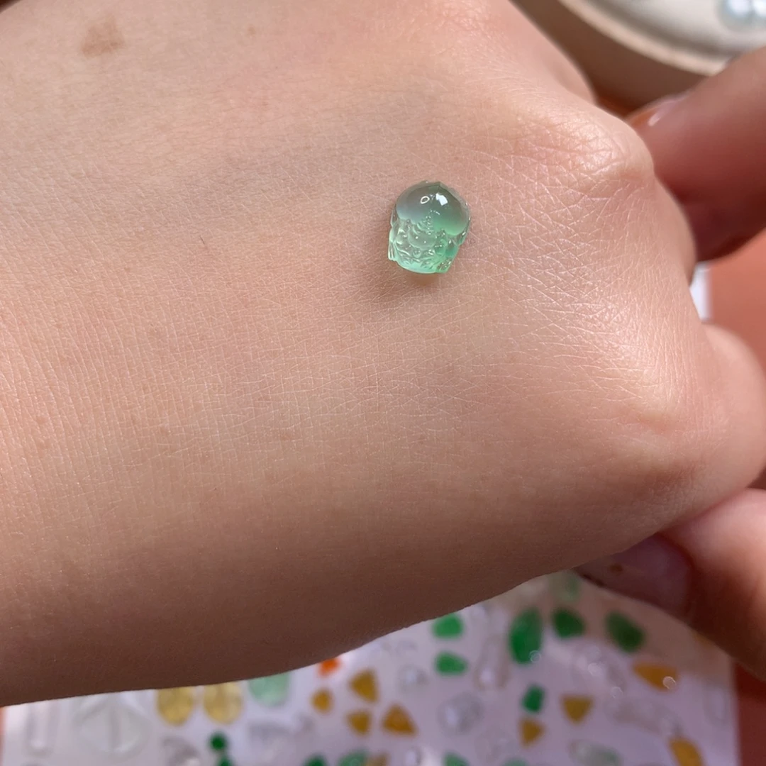 翡翠未镶嵌颈饰貔貅