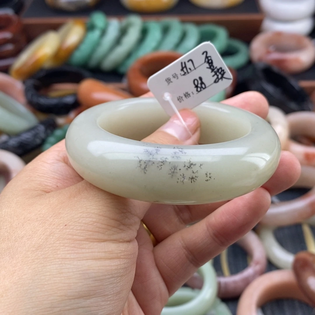 石英质玉（非洲翠）未镶嵌手镯瑕疵不退换