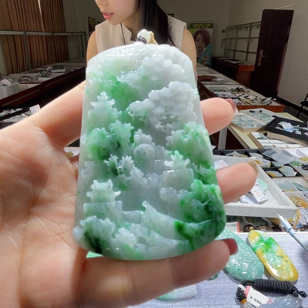 翡翠未镶嵌颈饰一个