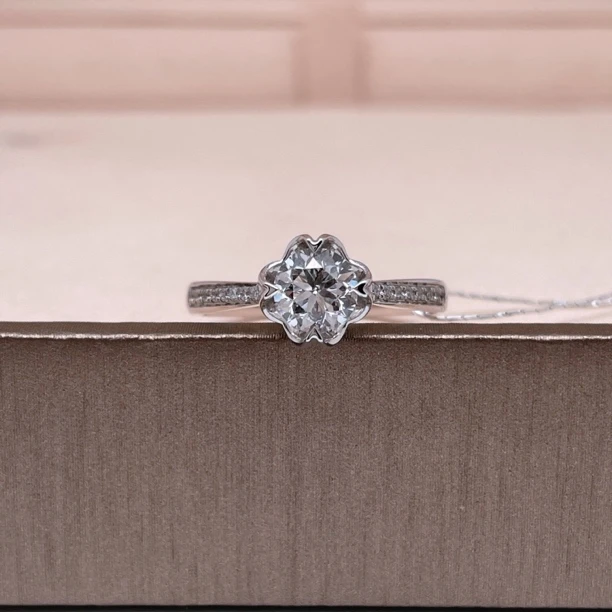 18K金主钻70分经典花苞显大款女戒净度SI颜色FG 12#