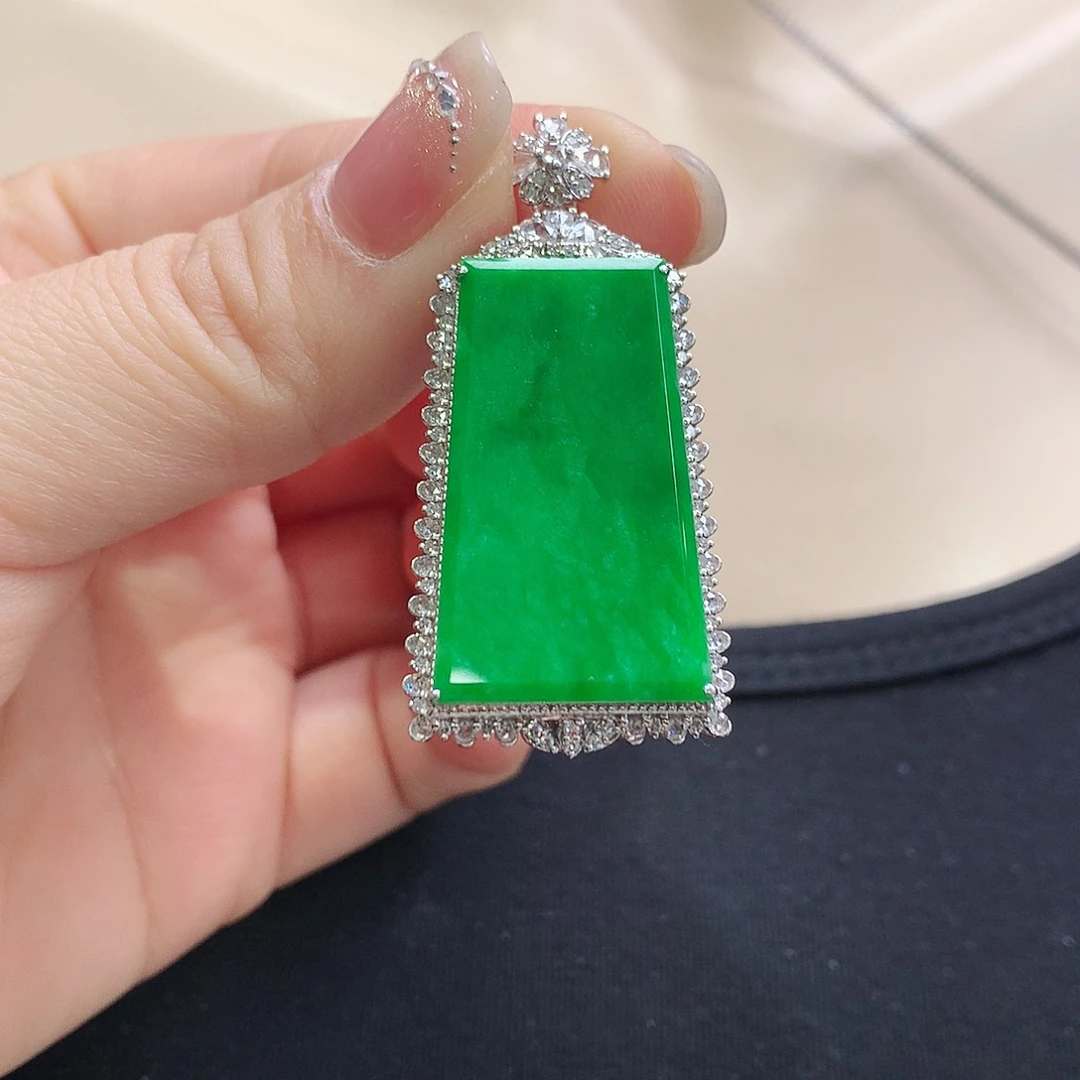 翡翠颈饰18K金镶嵌无事牌