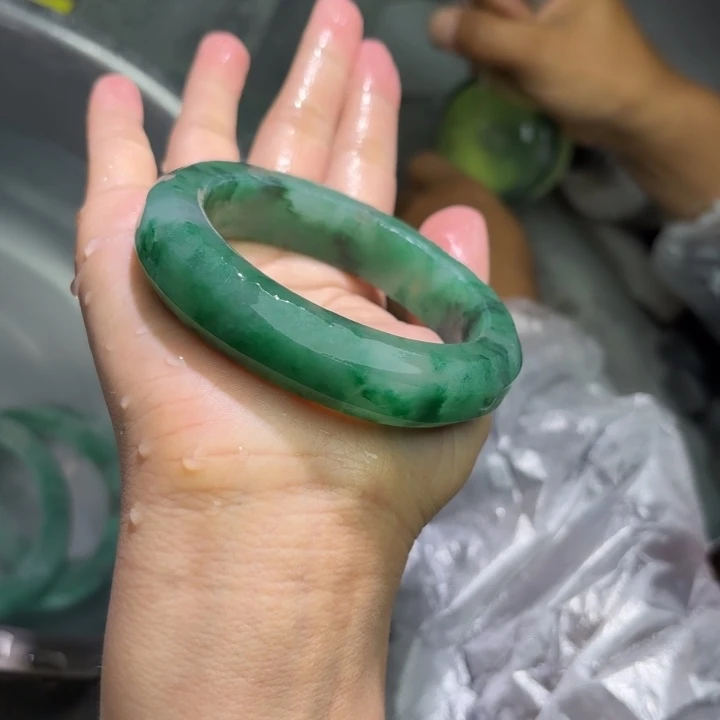 佳***吖石英质玉（非洲翠）手镯未镶嵌定制
