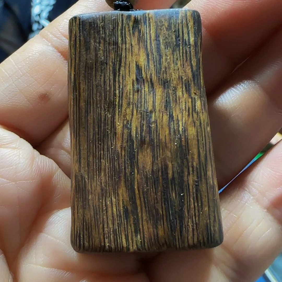 沉香沉香碎屑海南白奇乌身老料带绳7克