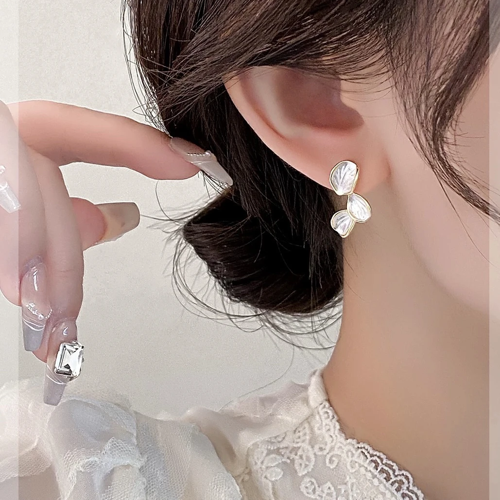 铜合金耳饰 A山茶花瓣耳环女高级轻奢耳钉小众独特气质耳饰E1042