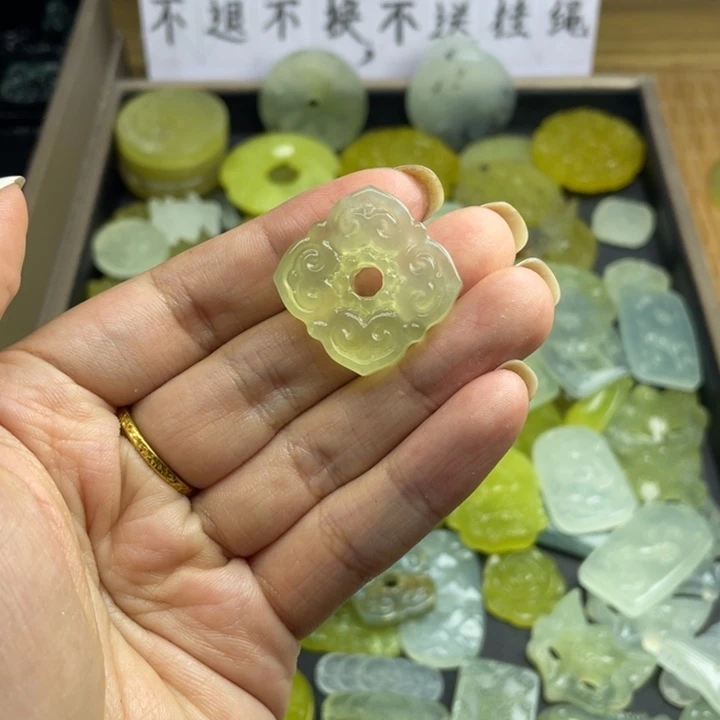 你***心蛇纹石玉未镶嵌颈饰