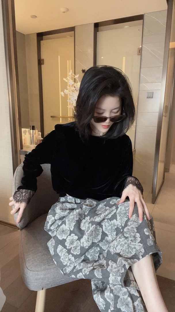 【悦悦专属】黑色优雅丝绒拼接蕾丝袖口上衣L110