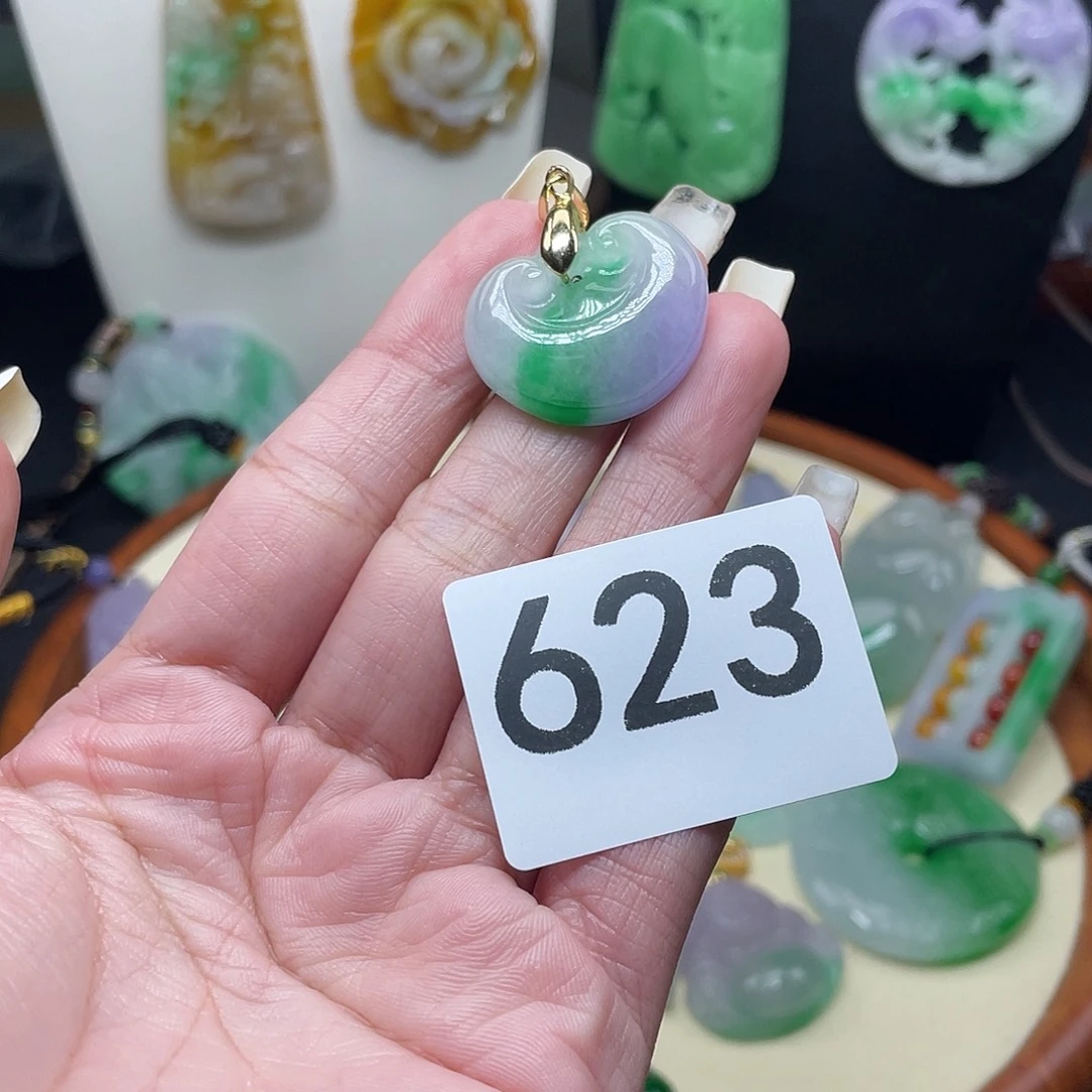 翡翠未镶嵌吊坠(赠链)