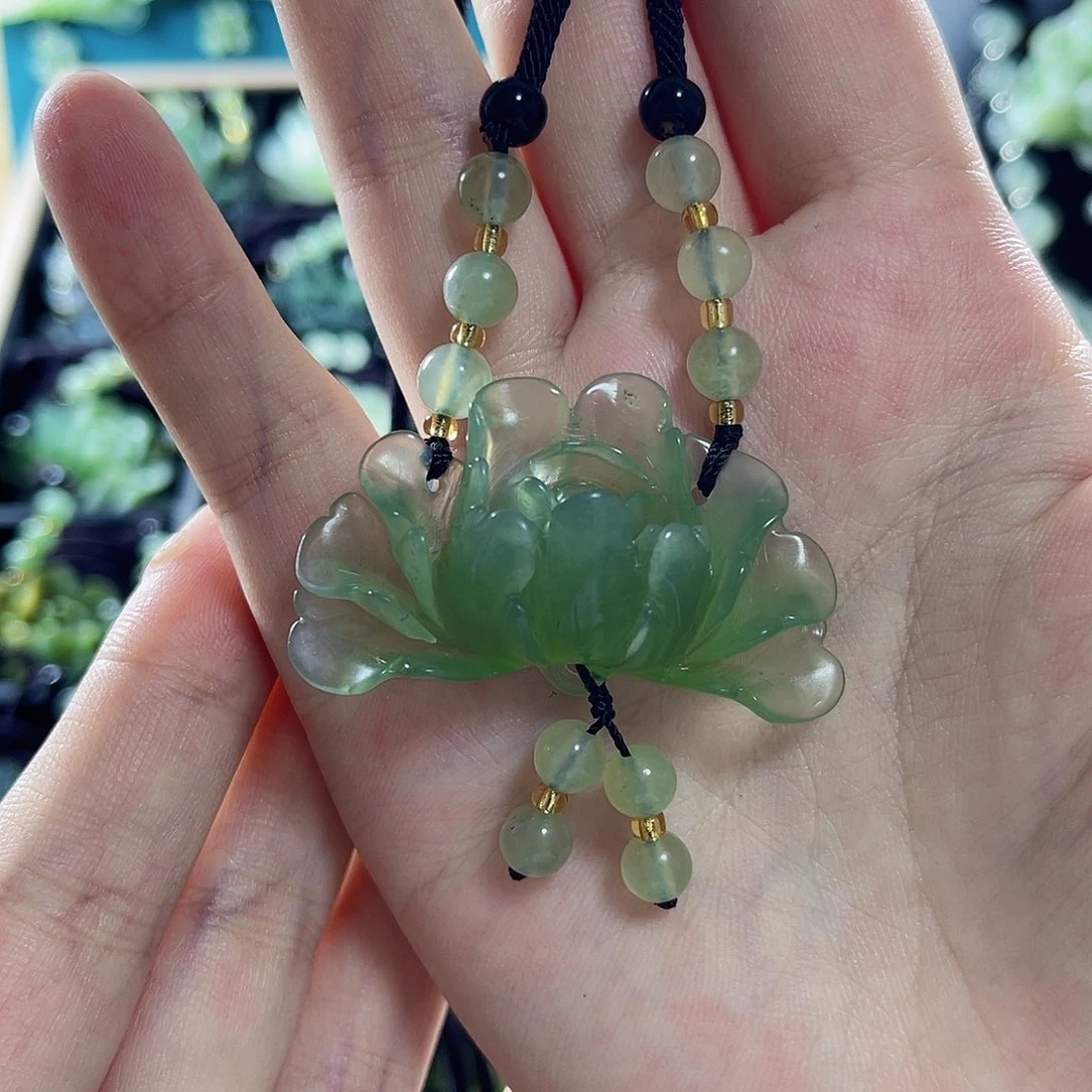 蛇纹石玉颈饰合金