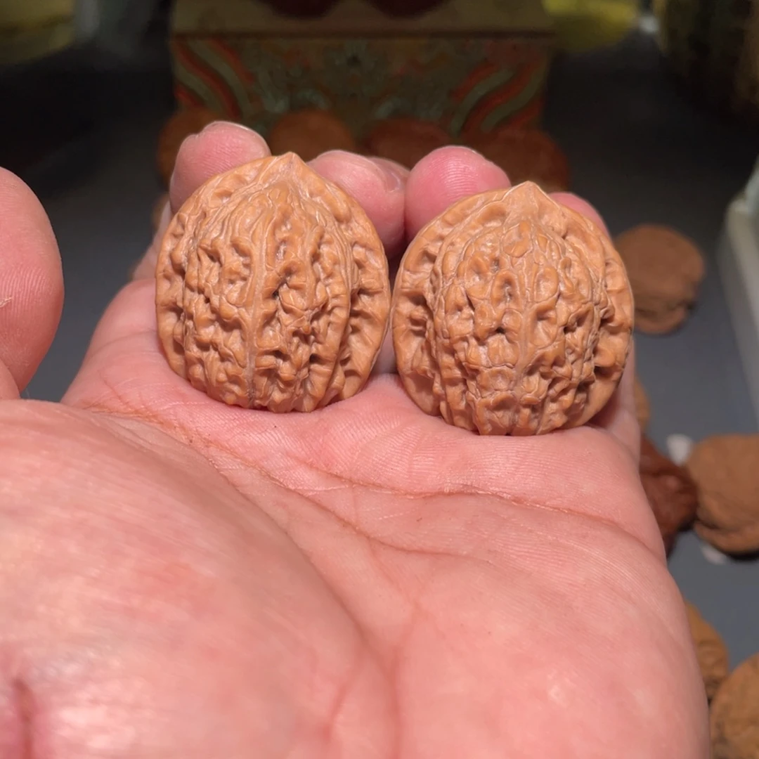 泰***一桃核吊坠蓟县红钻