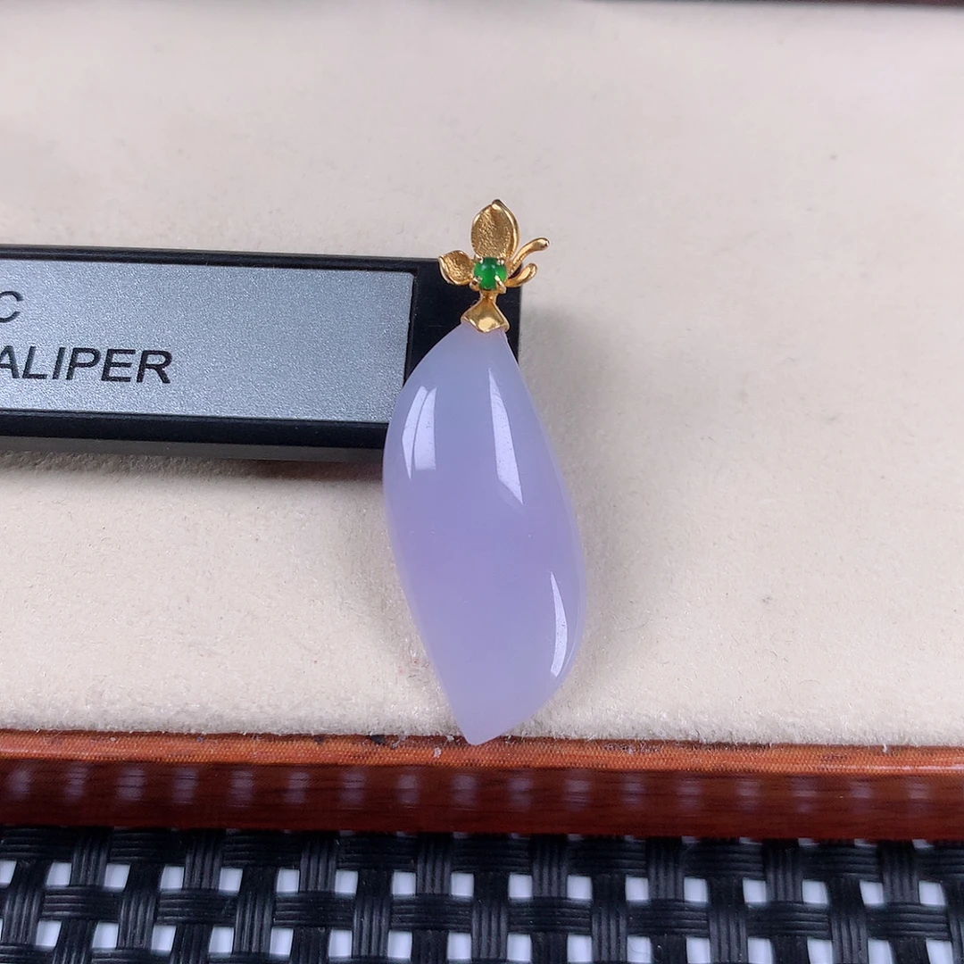 缅甸天然翡翠18k金镶嵌紫罗兰随形吊坠10尺寸：34.3×11.7×4.5mm