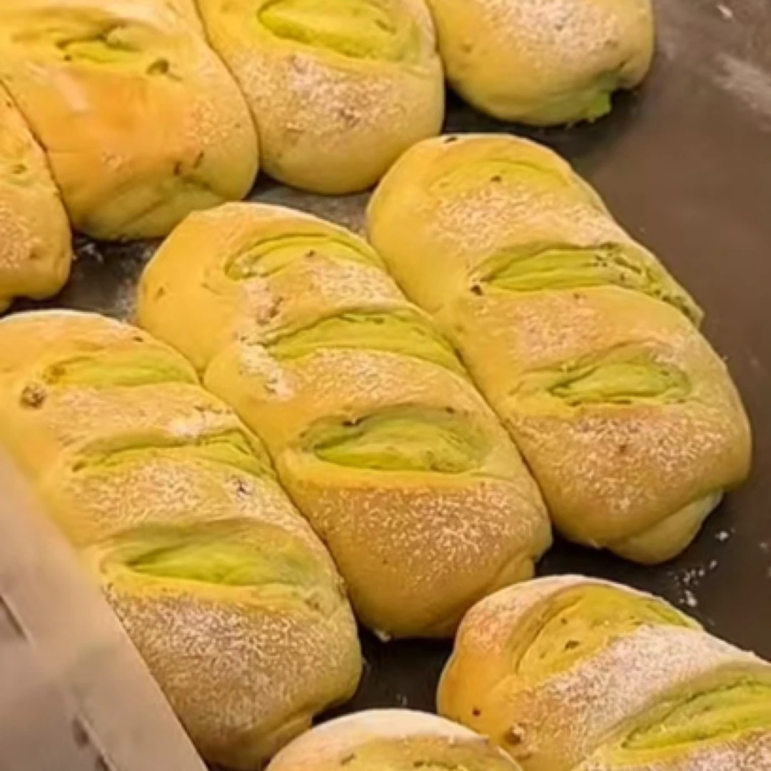 开心果奶酪软欧一个