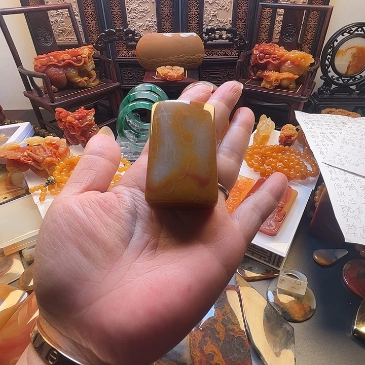 未镶嵌石英质玉（黄龙玉）耳饰
