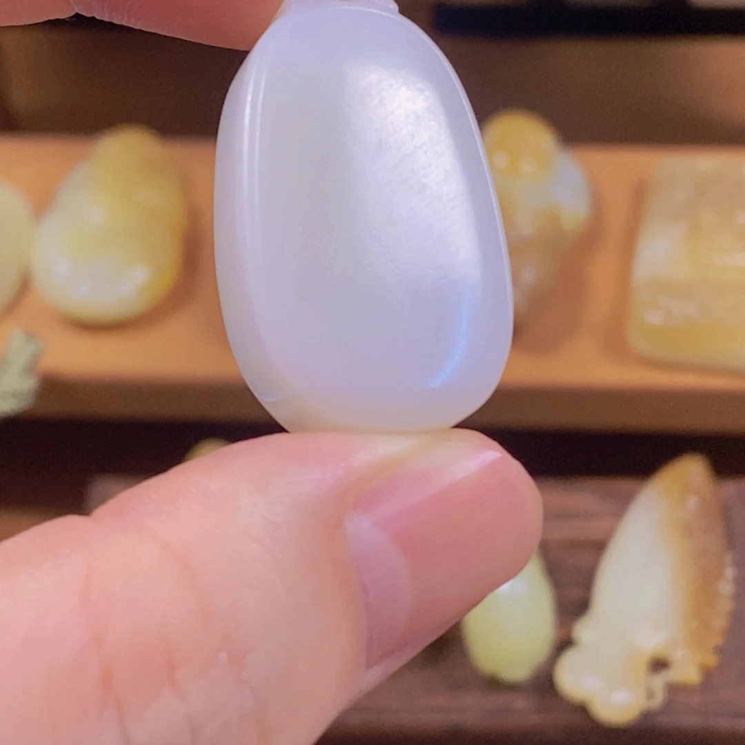 和田玉未镶嵌颈饰水滴无事牌