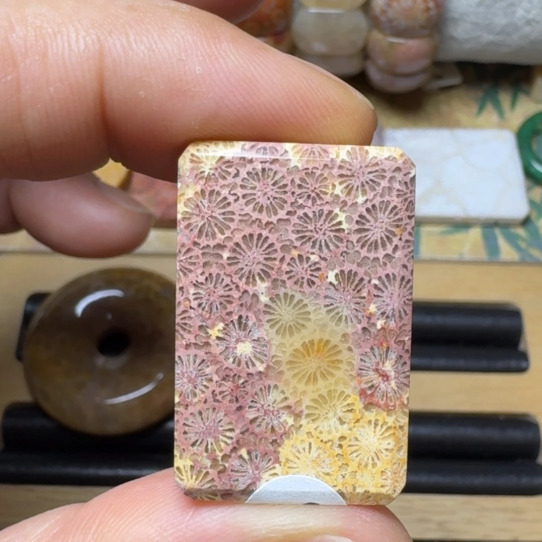硅化玉红 花半边 花纹绣里未镶嵌