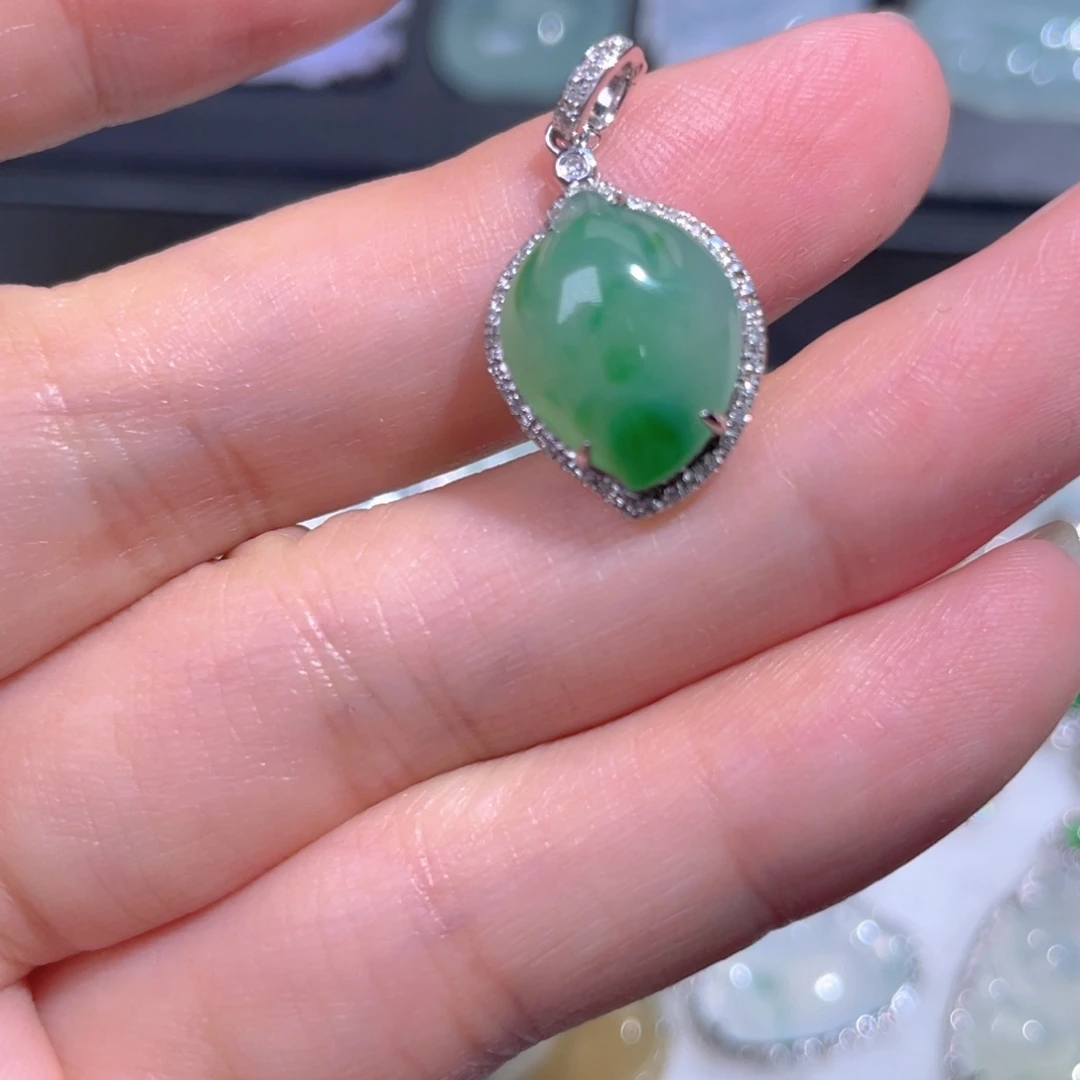 颈饰18K金镶嵌翡翠翡翠