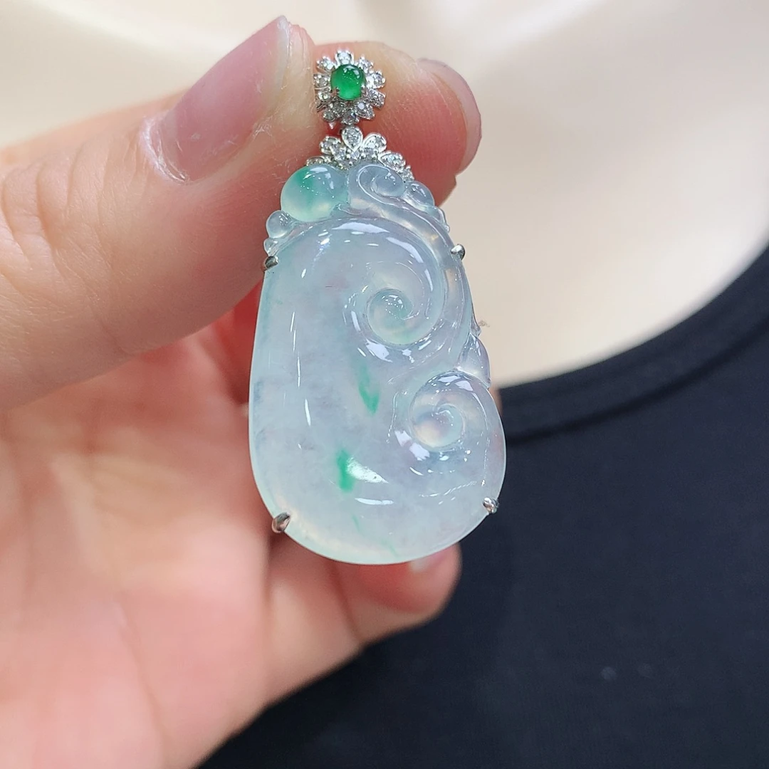 翡翠颈饰18K金镶嵌如意