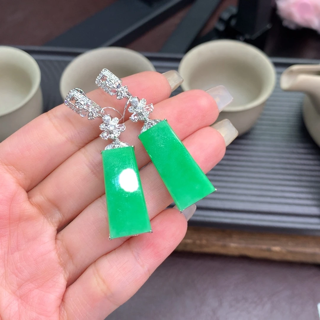 18K金镶嵌翡翠耳饰