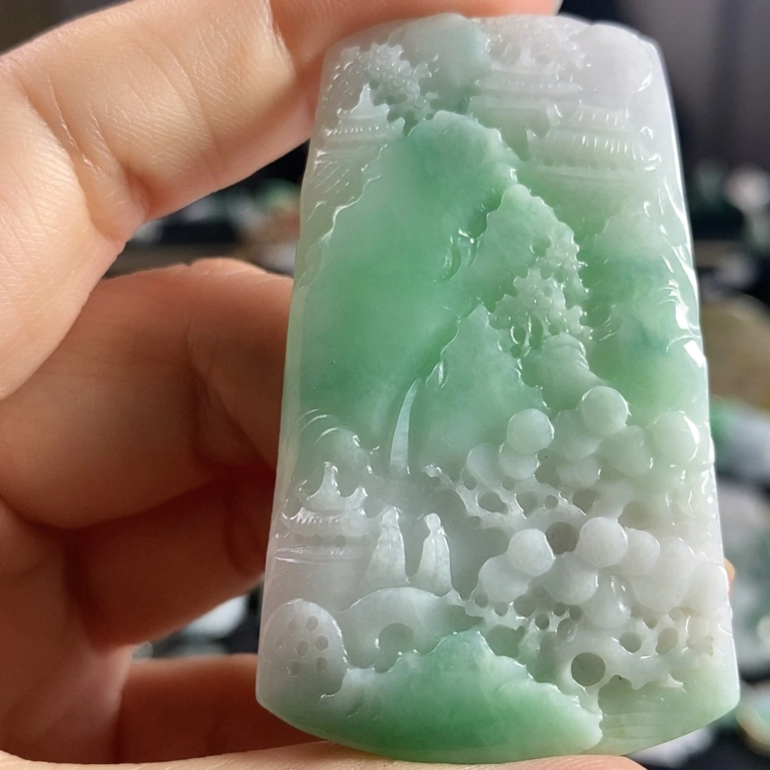 翡翠未镶嵌颈饰山水