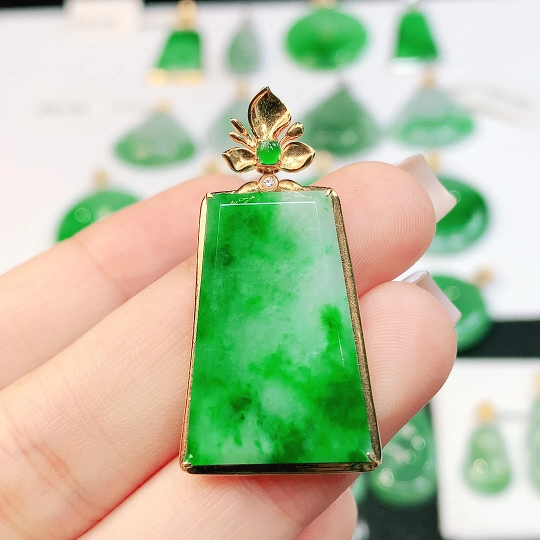 翡翠18K金镶嵌颈饰