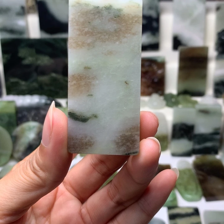 独山玉未镶嵌颈饰