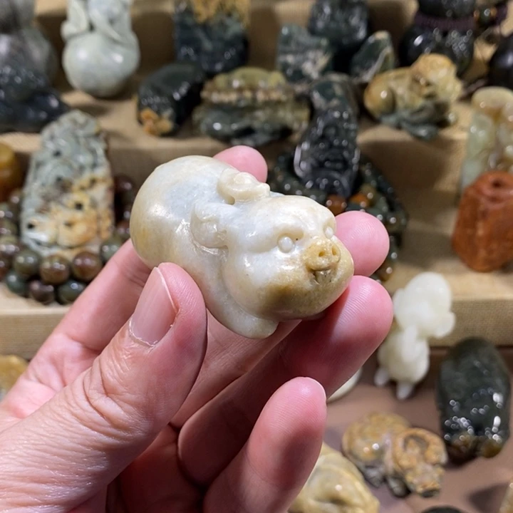 透闪石质玉未镶嵌挂件
