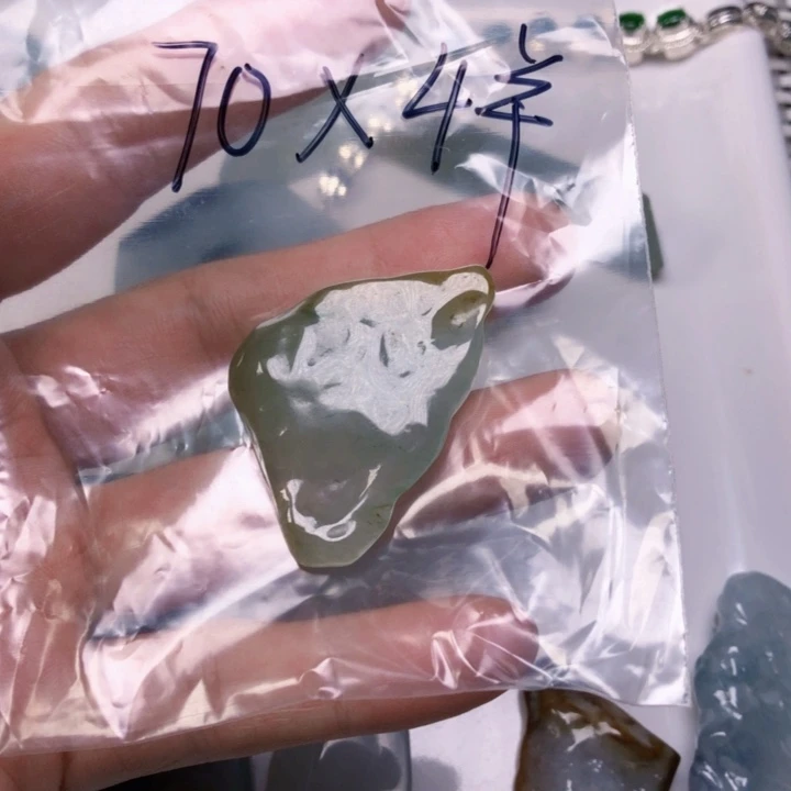 翡翠未镶嵌颈饰心**转缅甸天然翡翠边角吊坠片料牌子