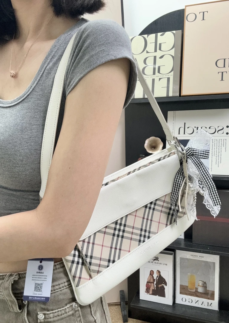 95新 BURBERRY/博柏利 白色经典格纹法棍包/秋境 06070