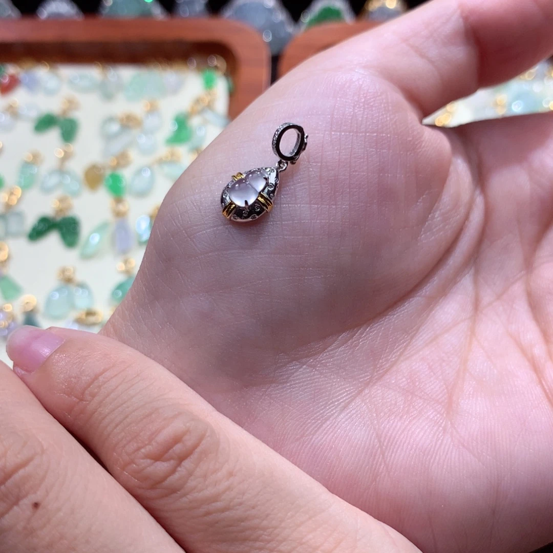 翡翠18K金镶嵌颈饰翡翠
