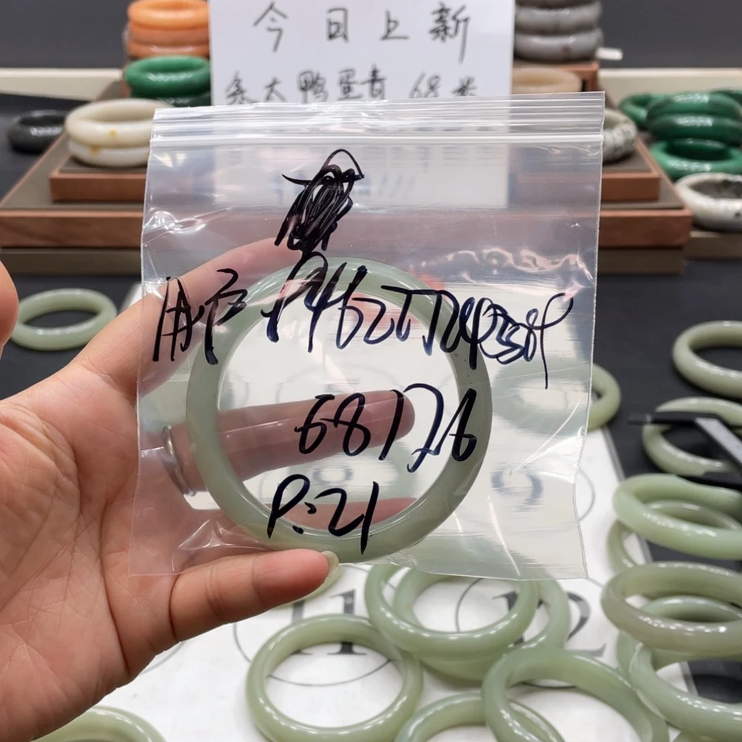 用***9石英质玉手镯未镶嵌