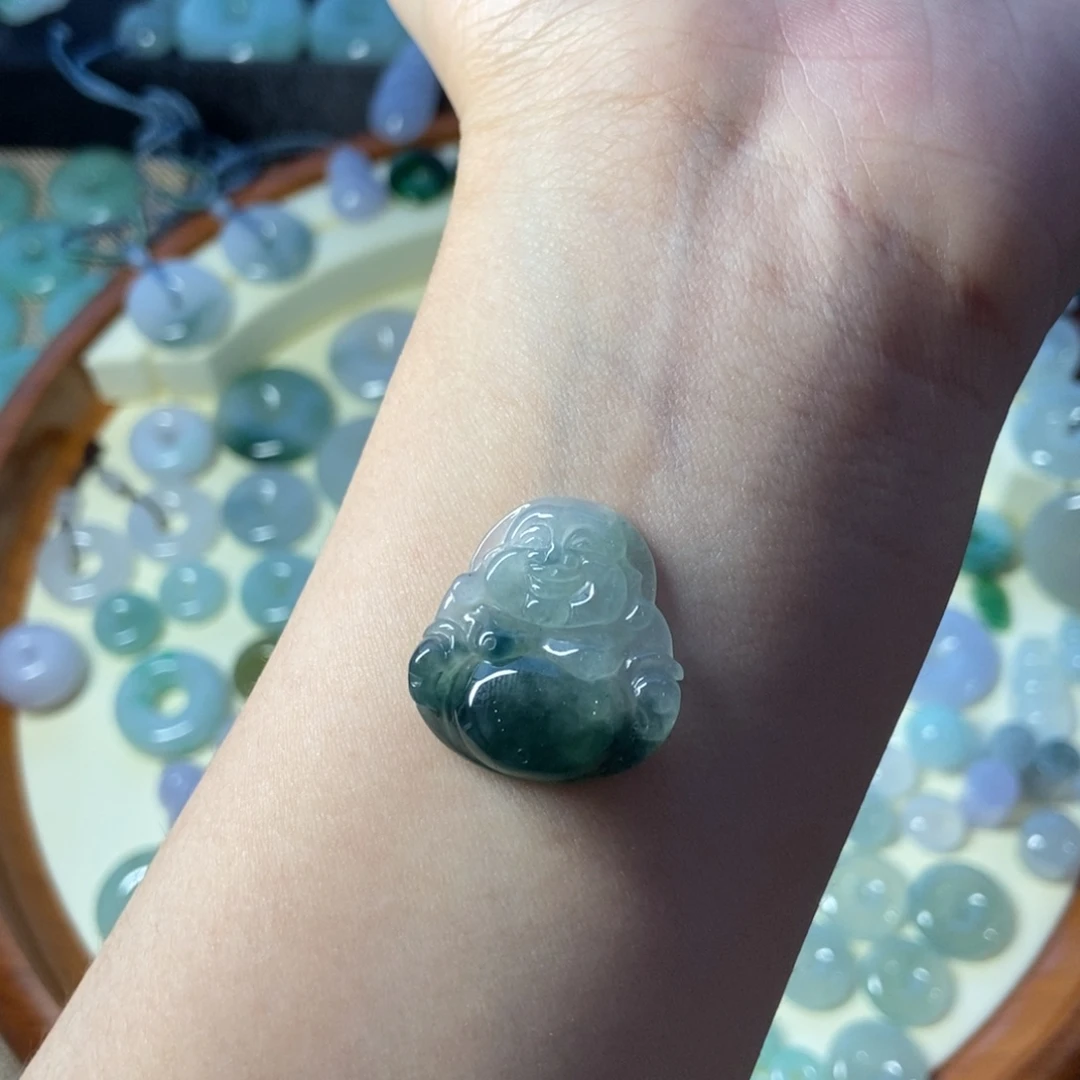 翡翠未镶嵌颈饰佛公