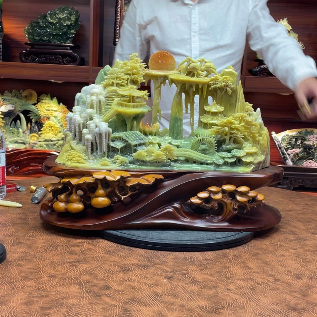 逐***原玉手工雕刻岫玉摆件