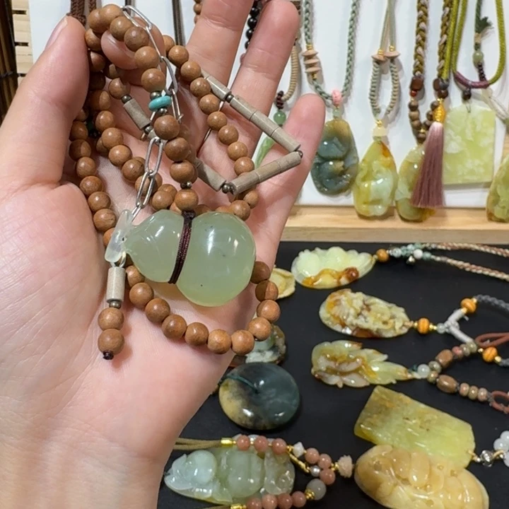 蛇纹石玉未镶嵌颈饰