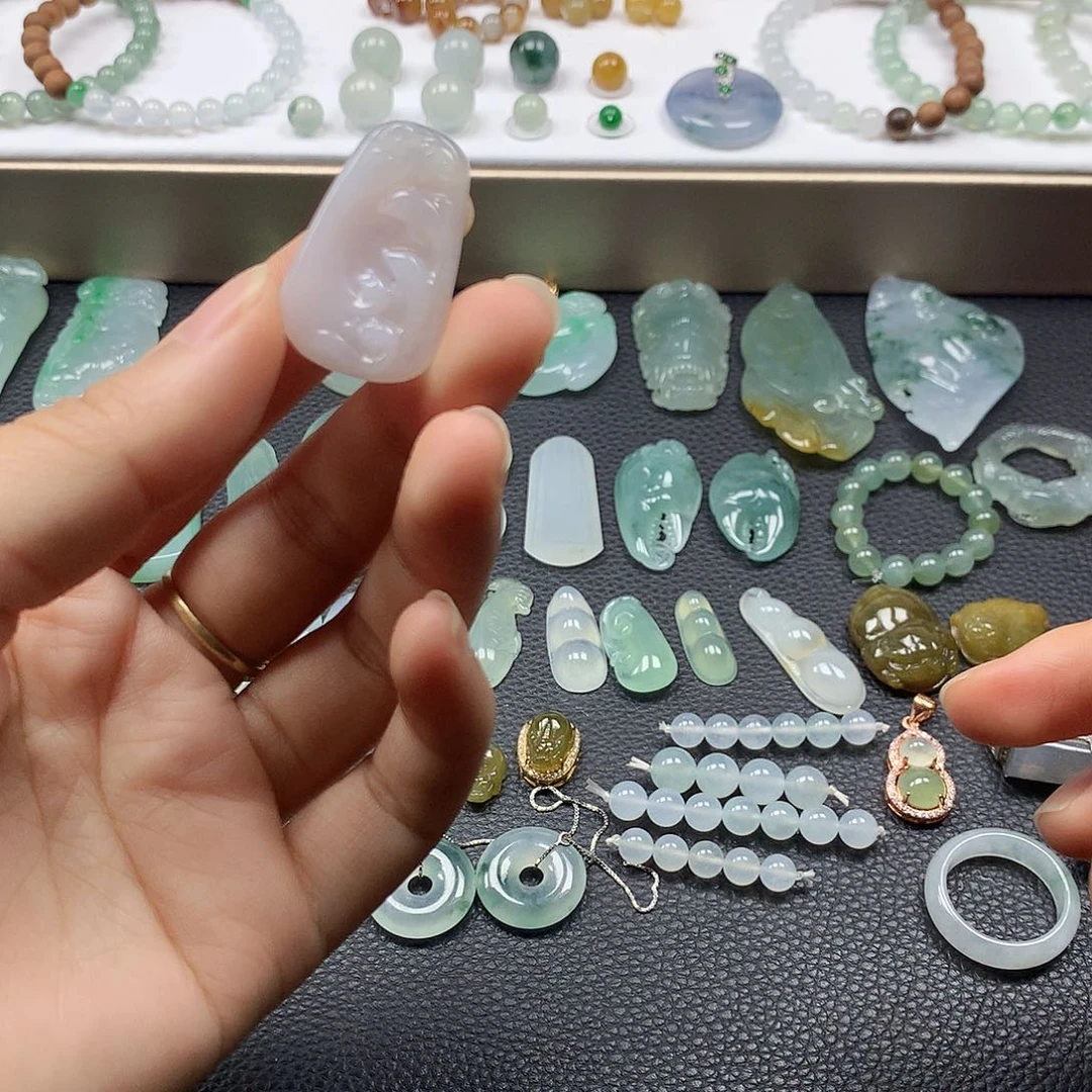 翡翠未镶嵌颈饰海豚