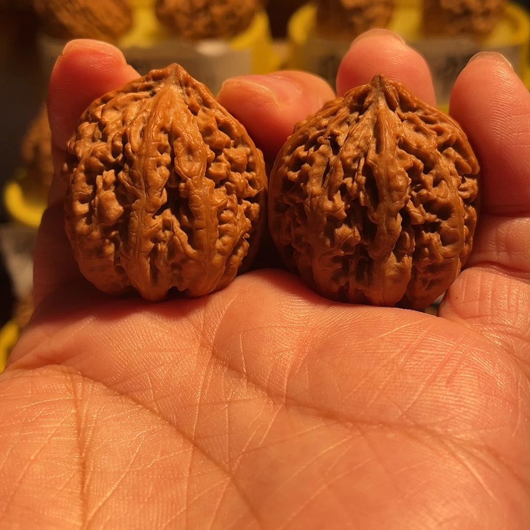 文玩核桃吊坠绣球