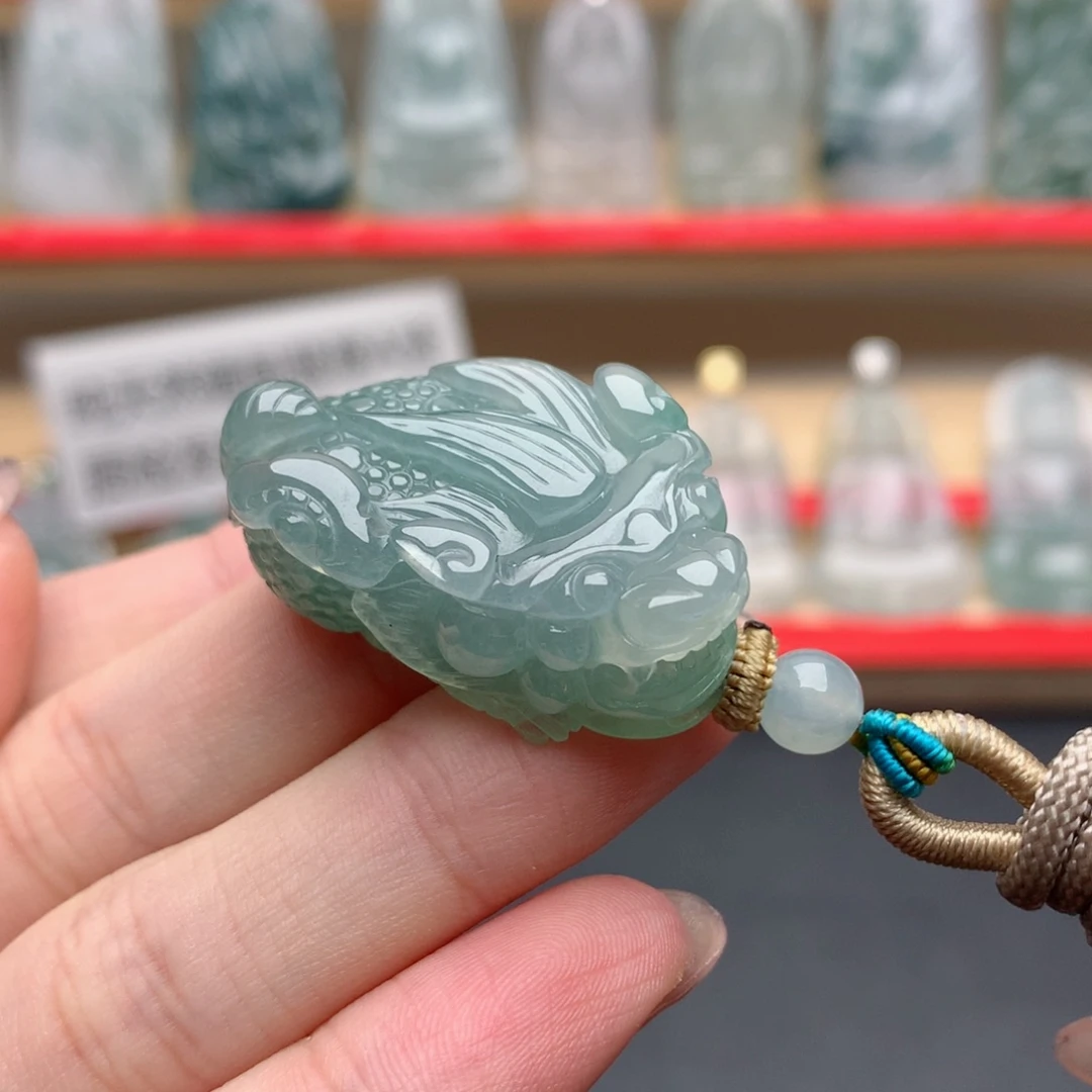 翡翠未镶嵌颈饰貔貅