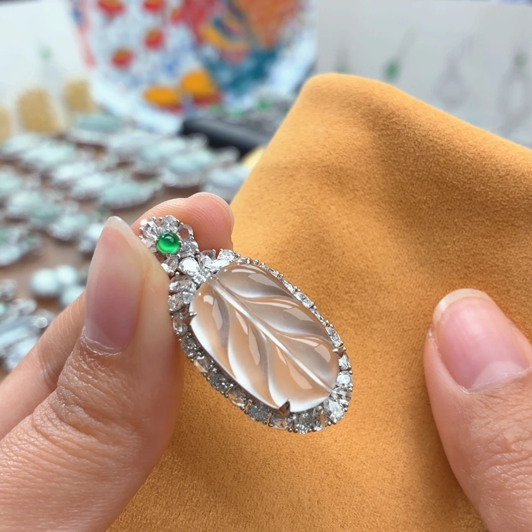 翡翠18K金镶嵌颈饰