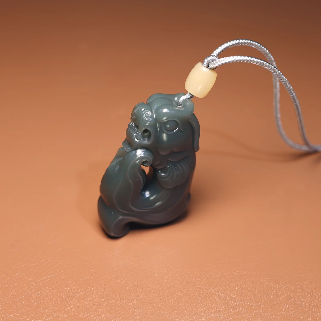 秋会长的和田玉新疆天然沙枣青鱼化龙挂件吊坠仿古