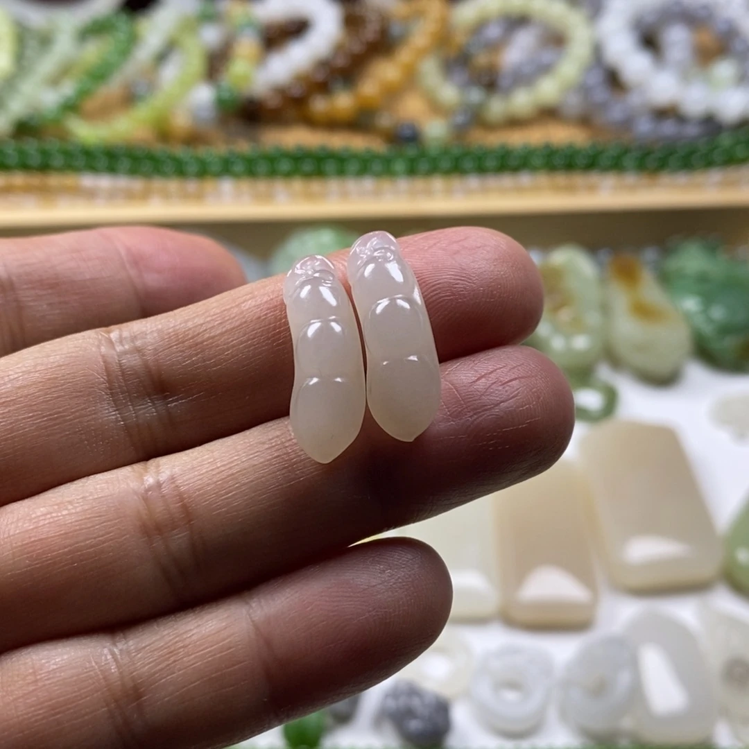 颈饰未镶嵌和田玉（糖玉）