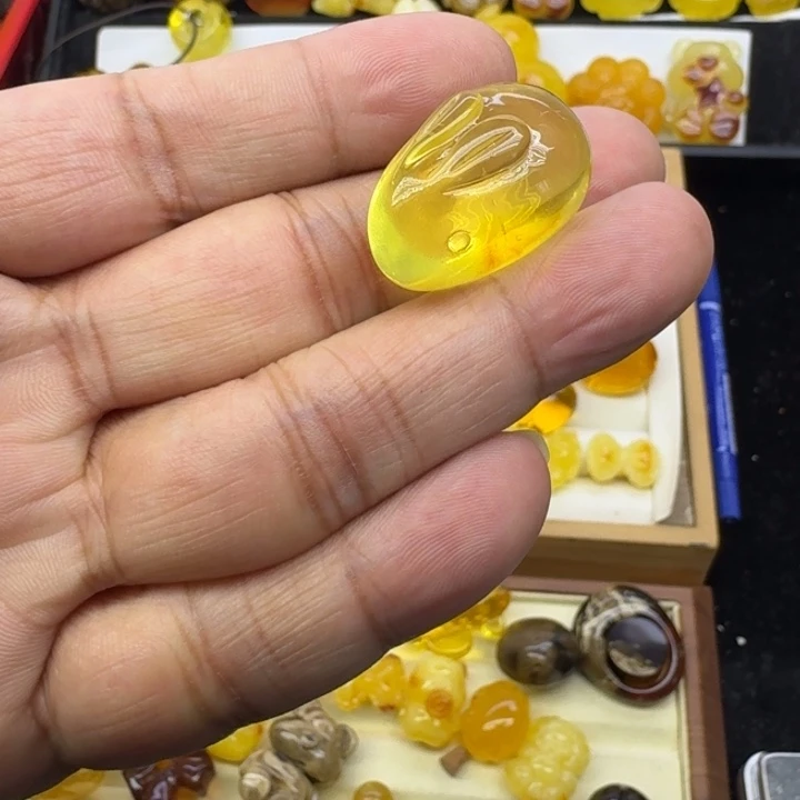 琥珀未镶嵌颈饰趴趴兔