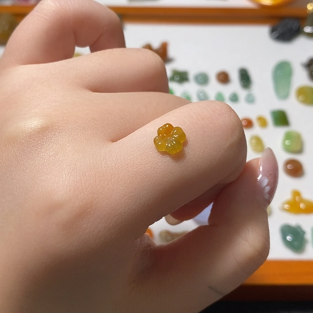翡翠未镶嵌颈饰四叶草