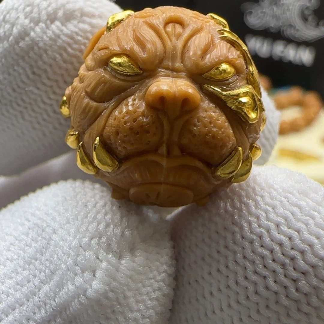 凯***.猴头核桃吊坠狗王镶嵌24k