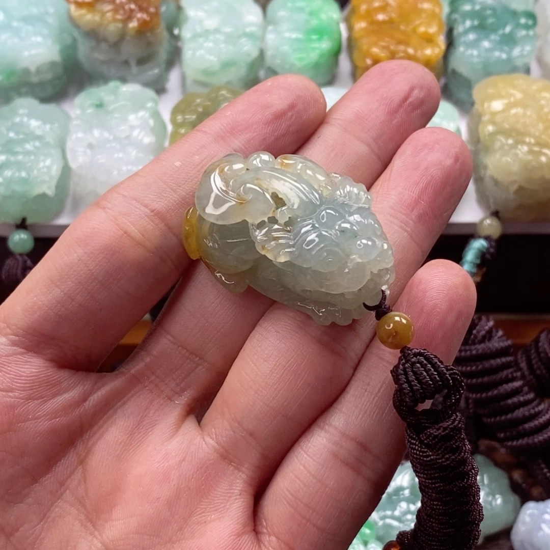 翡翠未镶嵌颈饰貔貅