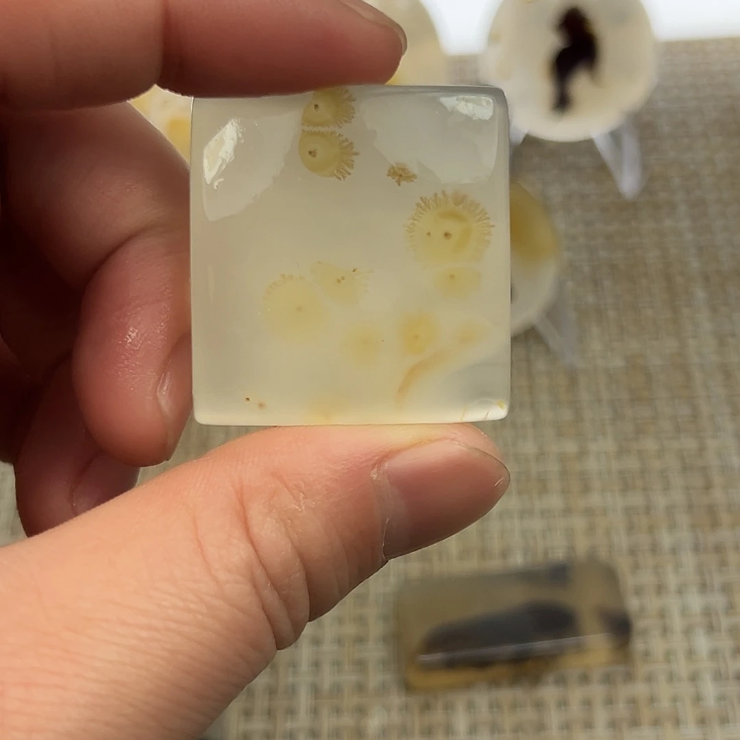 …***。玛瑙/玉髓未镶嵌颈饰