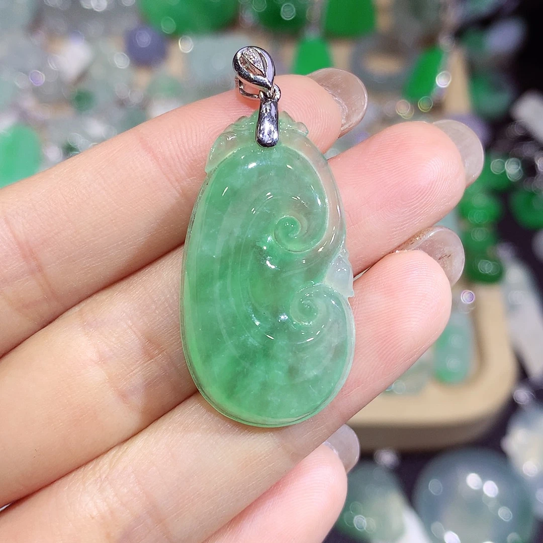 翡翠18K金镶嵌颈饰如意